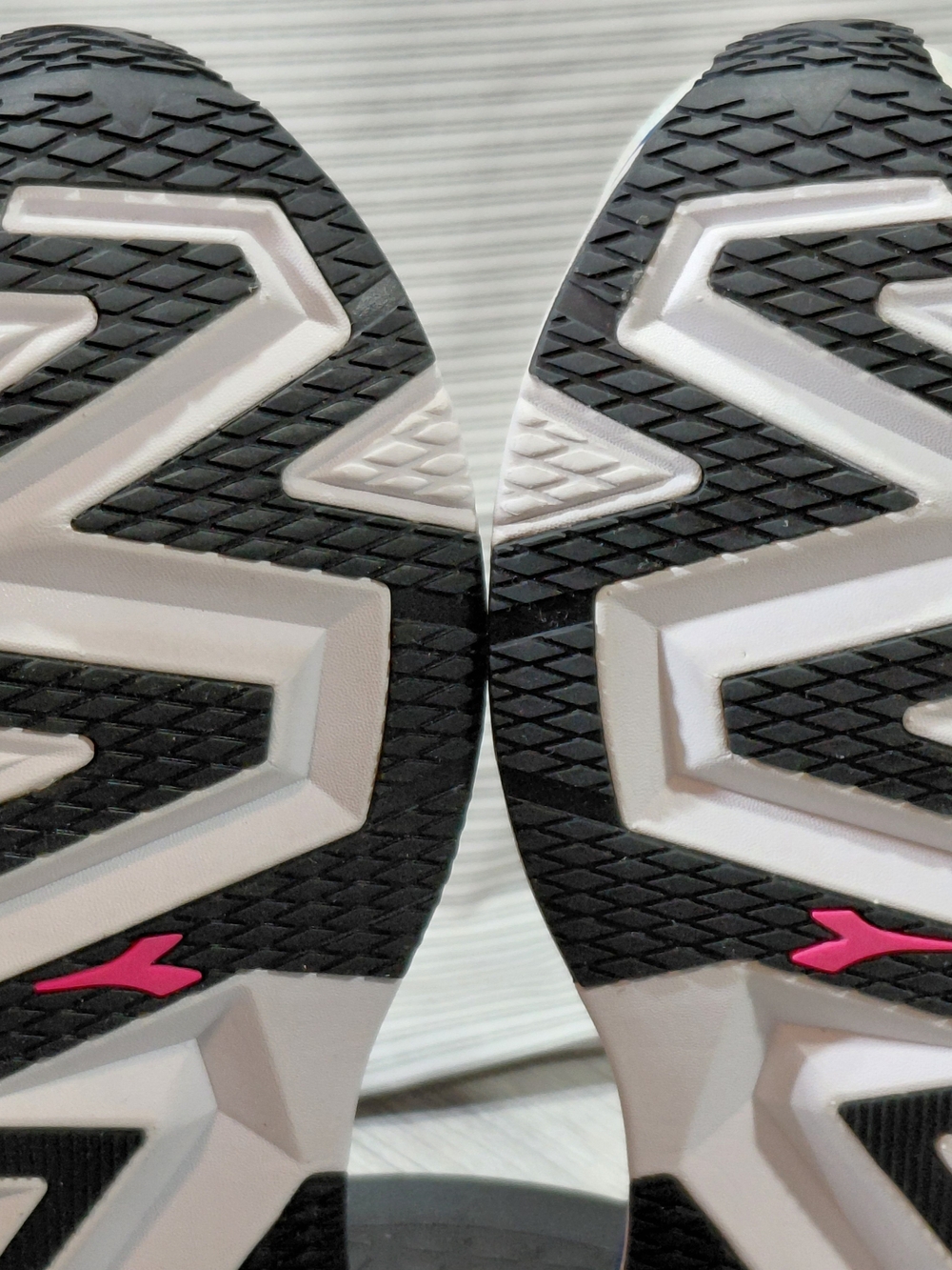 Diadora Mens V7000-2 Italian White Running Shoes with Pink & Blue Accents M10.5 - Picture 8 of 16